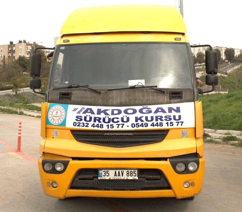 Deneyimli eğitmenlerle tır ve çekici eğitimi.